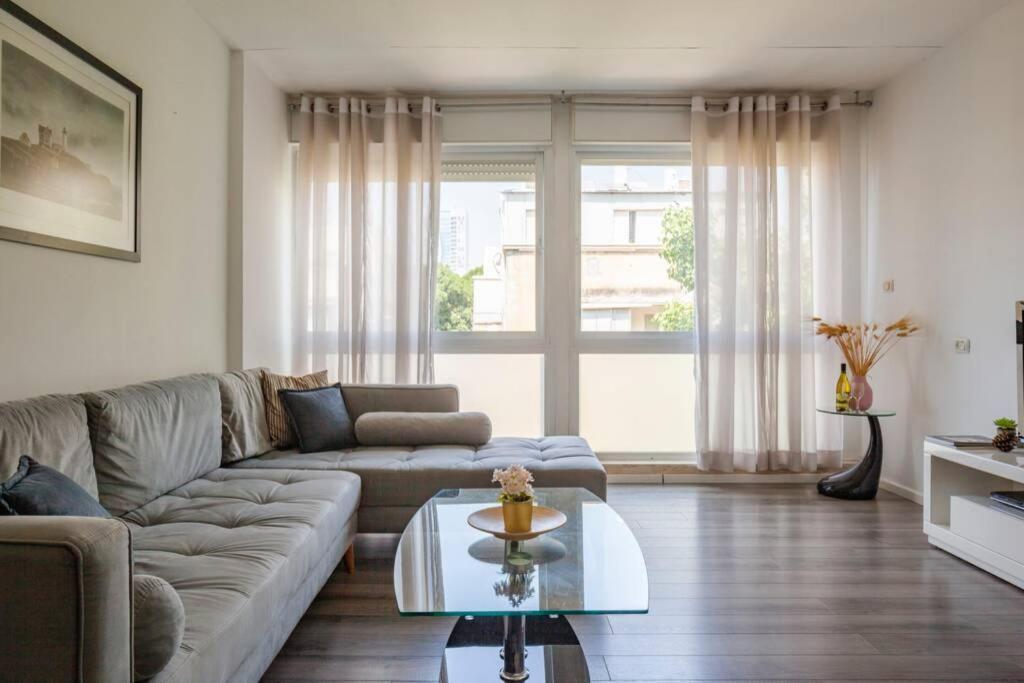 Big Apartment Next To Gordon Beach Plus Free Parking Tel Aviv Eksteriør billede