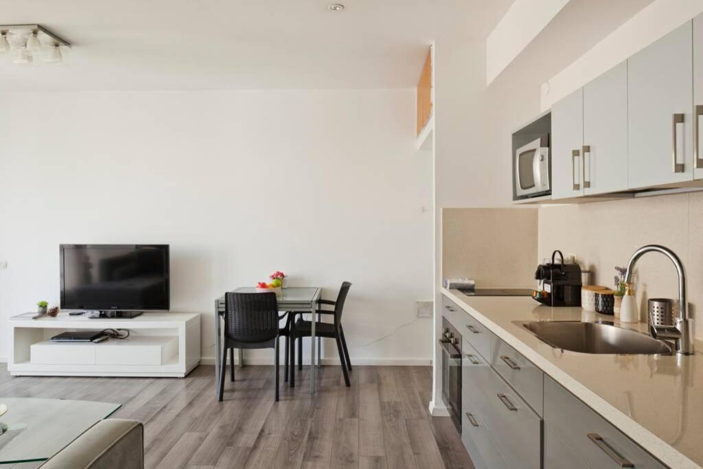 Big Apartment Next To Gordon Beach Plus Free Parking Tel Aviv Eksteriør billede