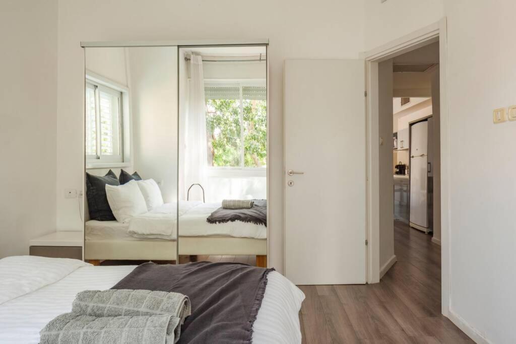 Big Apartment Next To Gordon Beach Plus Free Parking Tel Aviv Eksteriør billede