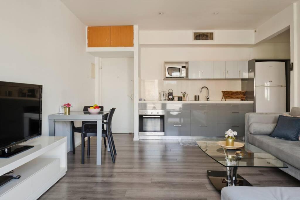 Big Apartment Next To Gordon Beach Plus Free Parking Tel Aviv Eksteriør billede